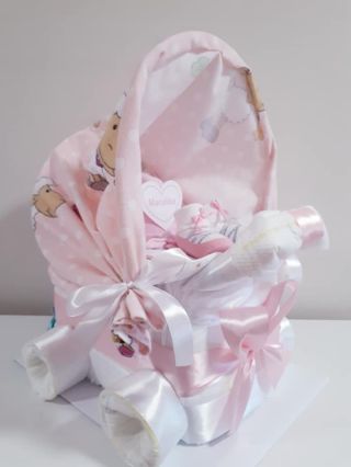 Jaro je tady a na kočárky jsou řady🙂 Darujte originální a praktický dárek k narození miminka👶. Obsahuje balení plenek...